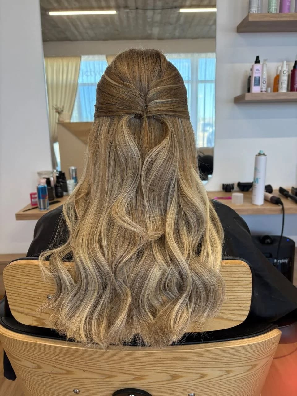 Interiér vlasového salónu Good Hair by Zane v Moste pri Bratislave — priestor pre predlžovanie vlasov a regeneračné kúry