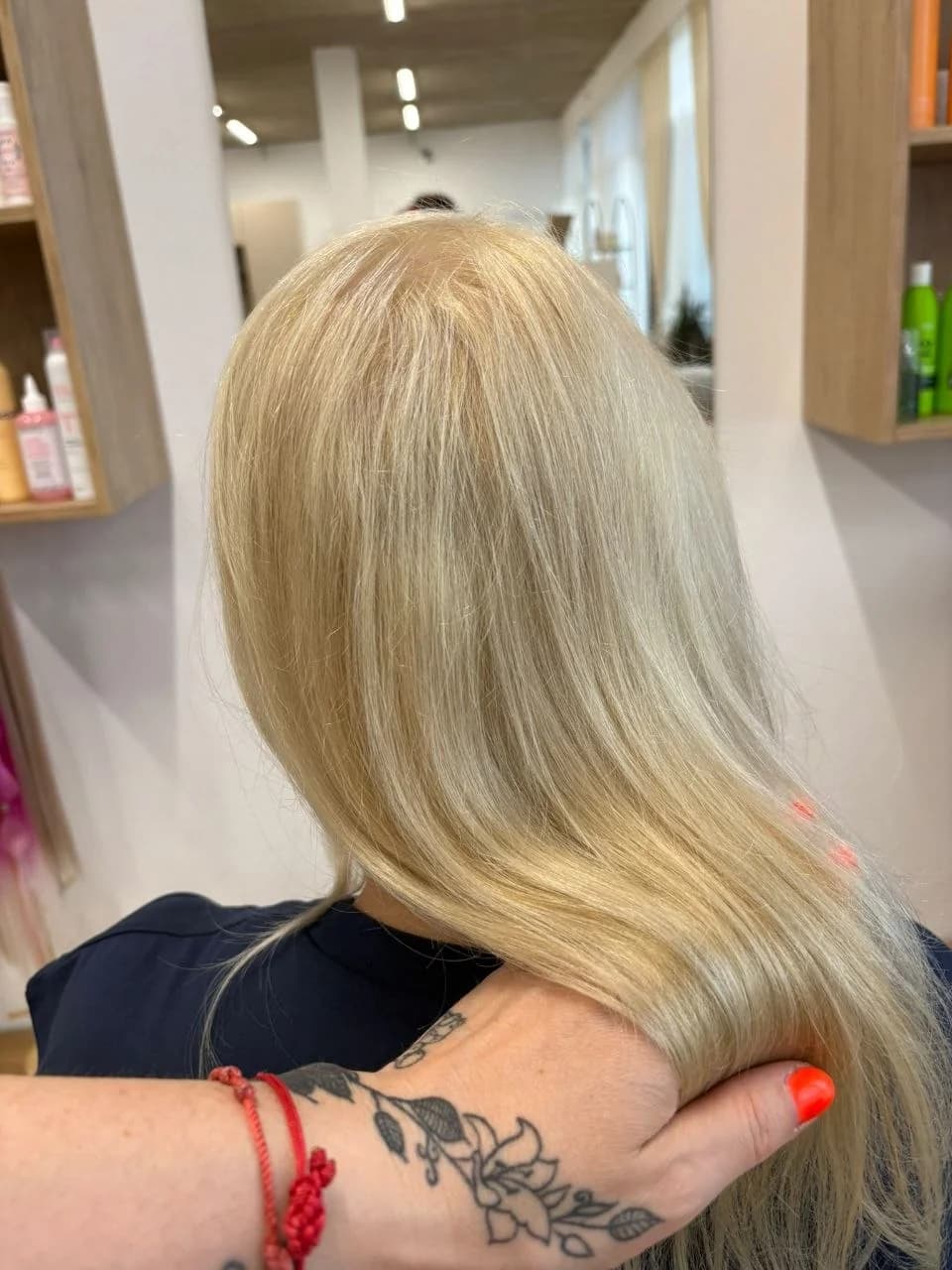 Výsledok predlžovania vlasov — dlhé husté vlasy po ošetrení v salóne Good Hair by Zane v Moste pri Bratislave